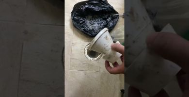 Desagüe de ducha con arena y residuos arrastrados
