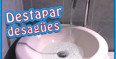 Desagüe de lavabo obstruido por restos cosméticos